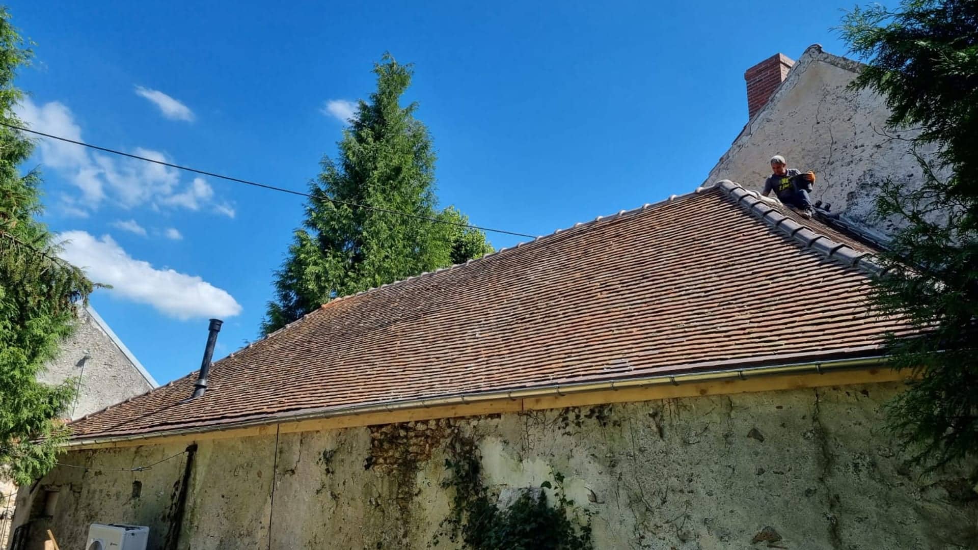 Démoussage de toiture en Seine-et-Marne · Artisan Estevez