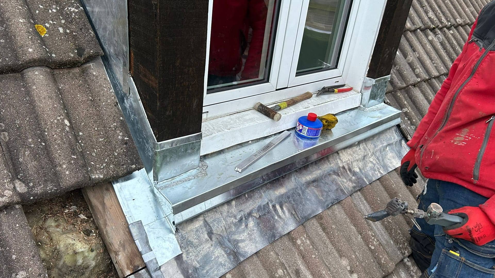 Remplacement de tuile cassée en Seine-et-Marne · Artisan Estevez