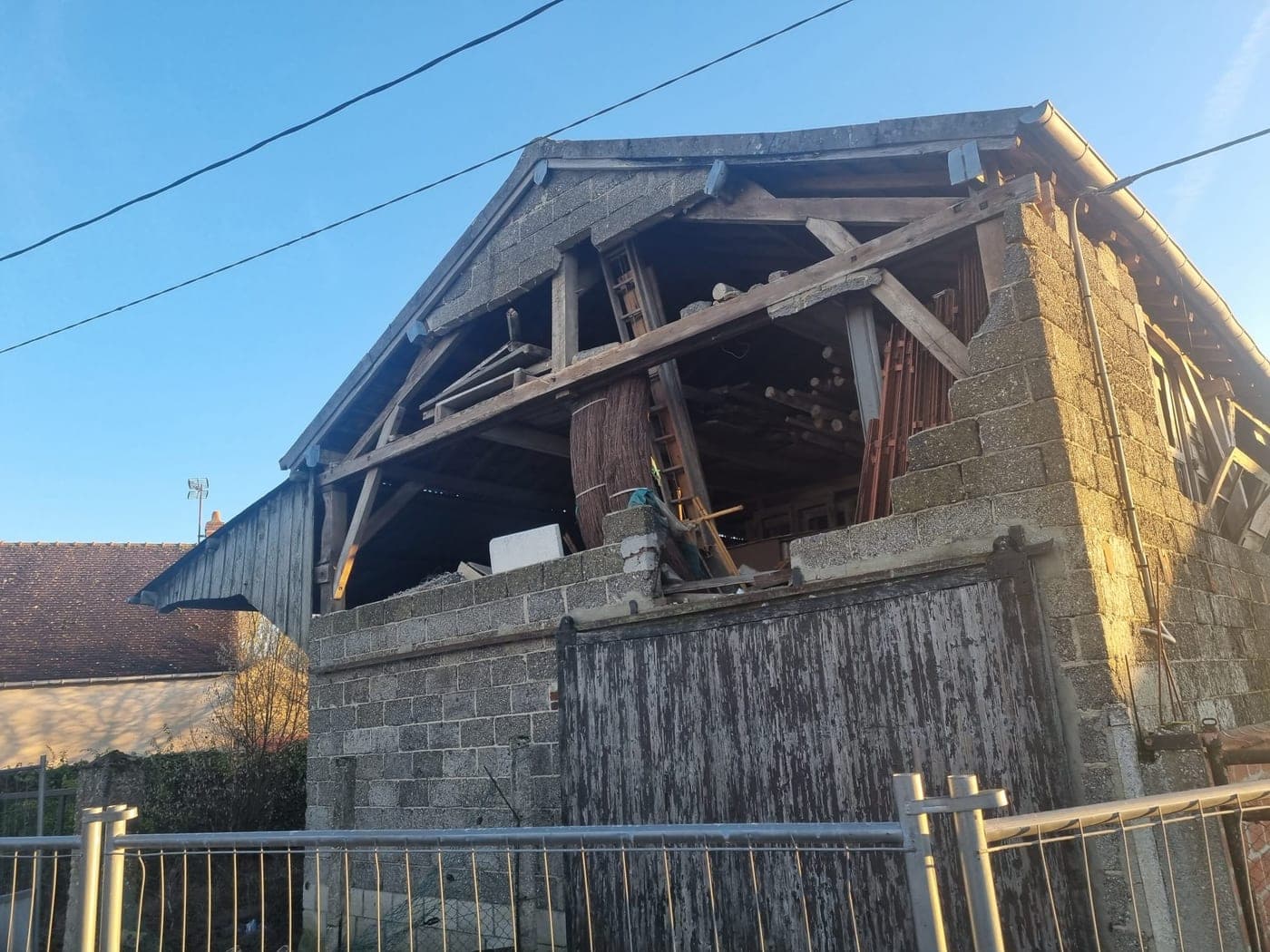 Charpente ancienne apparente dans une grange ouverte