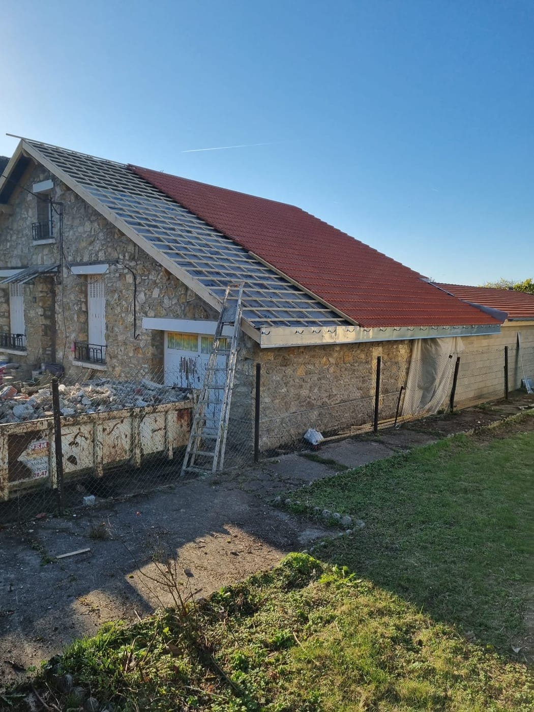 Maison en pierre couverte à neuf en tuile