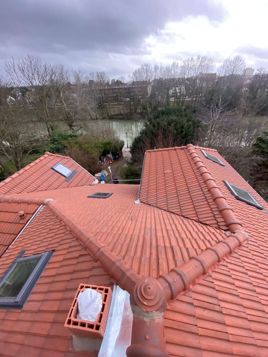 Toiture en tuile neuve avec deux fenêtres de toit