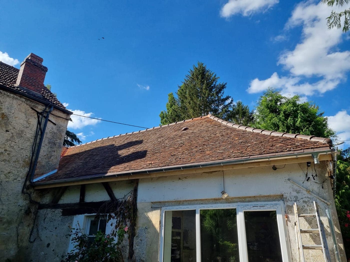 Maison ancienne à pans de bois avant reprise de sa couverture
