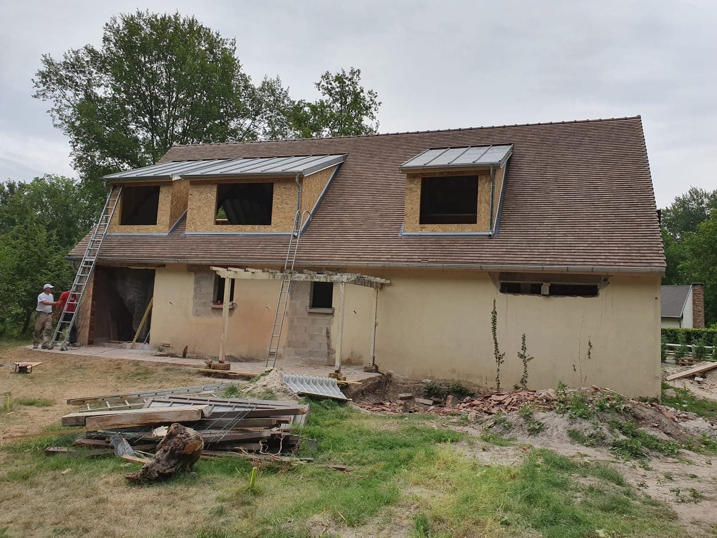 Pavillon dont la toiture est reprise, lucarnes habillées en zinc