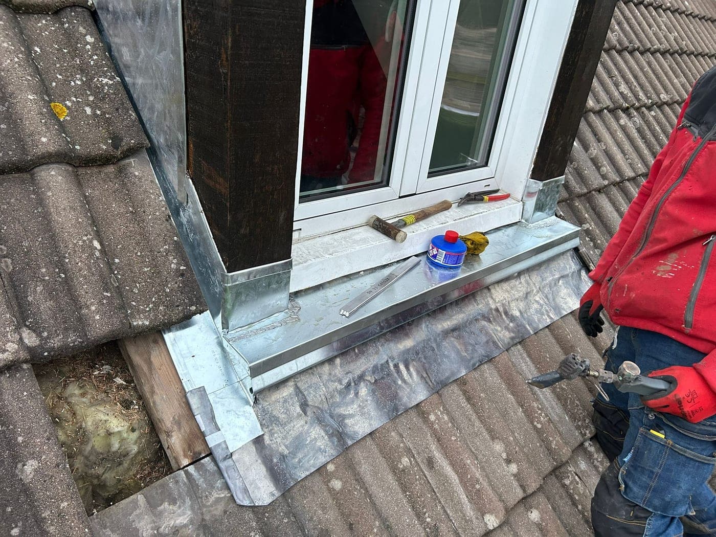 Reprise du raccord en zinc autour d'une fenêtre de toit