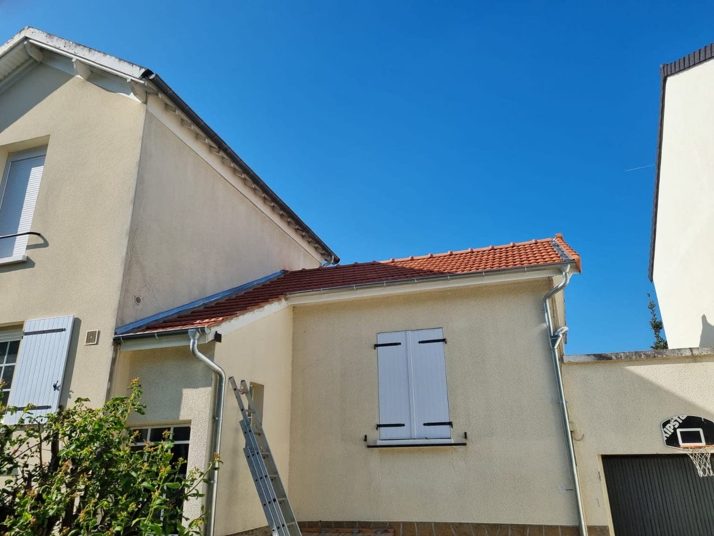 Pavillon avec sa toiture refaite à neuf