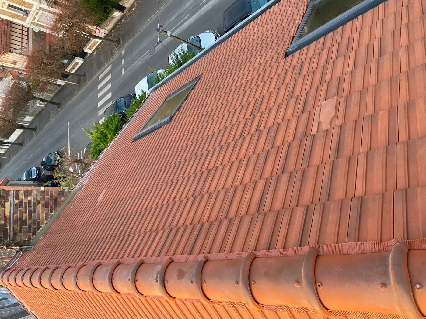 Versant en tuile neuve avec sa fenêtre de toit